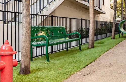 Stylish 2 Bed 2.5 Bath Condo Near Beverly Hills. - Photo 26