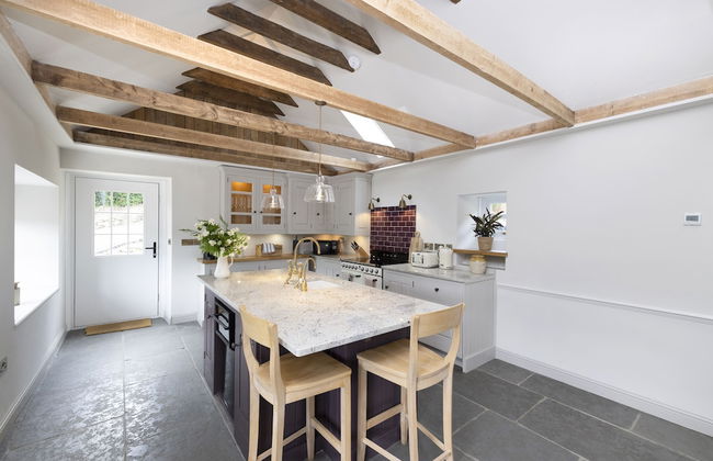 JOIVY Exceptional Cottage W/ Stunning Country Views - Photo 22