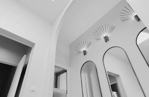 Spacious 5-Bedroom Home with Terrace, Air Conditioning and Parking - Photo 39