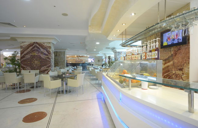 The Penthouse Suites Hotel - Photo 32