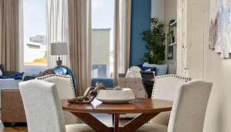 Spacious 1BR loft with flexible group sleeping - Foto 3