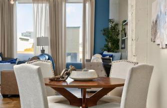 Spacious 1BR loft with flexible group sleeping - Foto 9