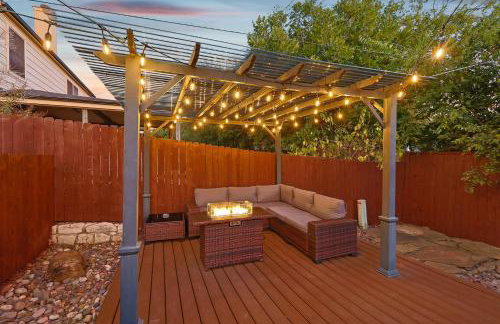 5BR w Backyard Paradise Pool Cinema Games - Foto 40