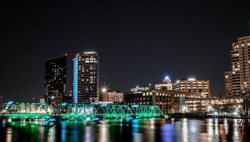 5 King Bed Suites at The Finnley Hotel in DT GR - Foto 4