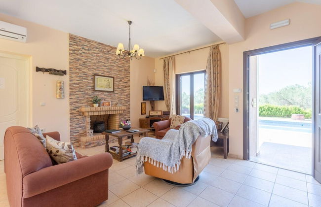 Villa Eufrosini Large Private Pool Walk to Beach Sea Views A C Wifi Car Not Required - 2301 - Foto 33