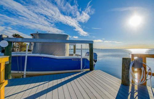 Family Waterfront 4BR Home Heated Pool Private Pier - Photo 52