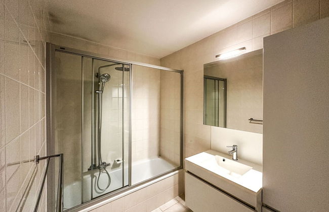 Spacious Seaside Apartment - Photo 9