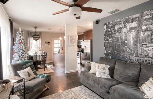 Dog-Friendly Yard! Walkable Dixieland District Gem - Foto 1