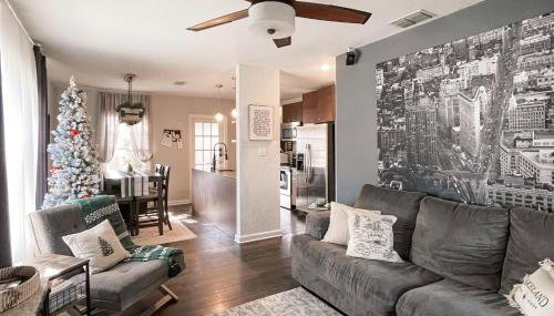 Dog-Friendly Yard! Walkable Dixieland District Gem - Foto 1