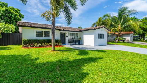 Spacious 5 Bedroom Heated Pool and Hot Tub, 12 minutes to the Beach - Foto 2