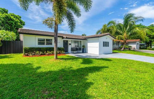 Spacious 5 Bedroom Heated Pool and Hot Tub, 12 minutes to the Beach - Foto 2