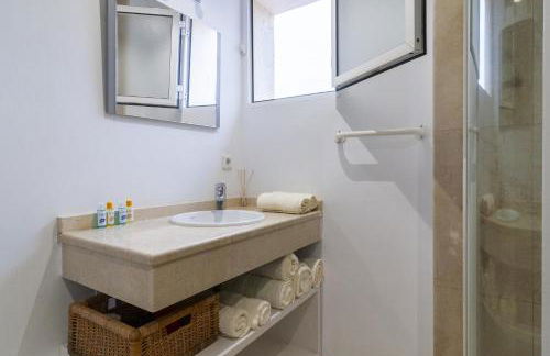 Modern apartment with pool on the beachfront in Marbella by SharingCo - Photo 11