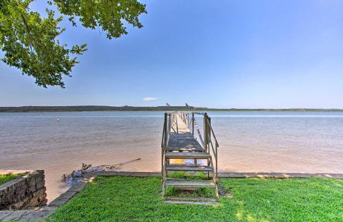 Lakefront Retreat with Pier, Bar Hut and Fireplace! - Foto 37