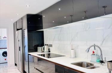 Luxury 5BR Stay With City Access - Photo 19