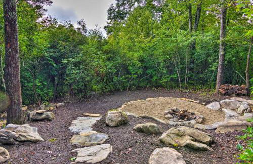 Couples Treehouse Retreat with Hot Tub and Views - Foto 31