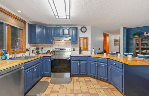 Spacious Accessible Waterfront Retreat with Hot Tub - Foto 16