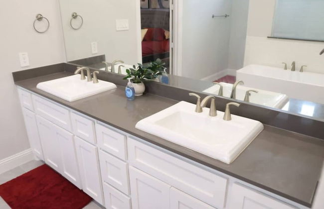 Spacious Home w Putting Green -for Extended Stays - Photo 26