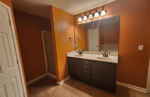 4BR 2BA Family Home On a Lake - Foto 15