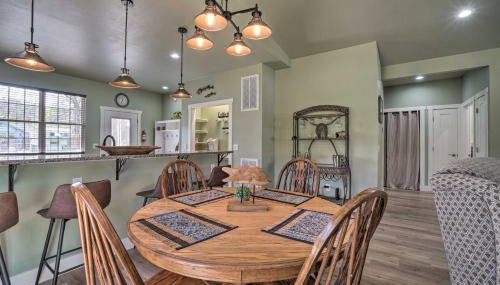 Modern Retreat with Deck Walk to White River! - Foto 3