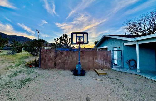 Epic Views, Huge House, Acres of J-Trees to explore, Hot Tub, Pool, AC, and Mini-Golf - Foto 66