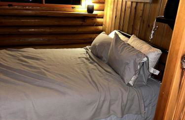 Charming Lakeside Cabin Bungalow with Timeless Rustic Beauty near Portage Lake in Maine - Foto 3