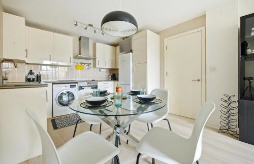 Steps from Train Station - Modern 2-Bedroom with Balcony & Cambridge Amenities, Family Friendly - Foto 8