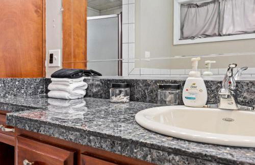 3BR Cozy Family Home with HotTub & Spacious Backyard - Foto 57