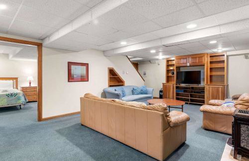 Spacious Home with Direct Pond Access! - Foto 37