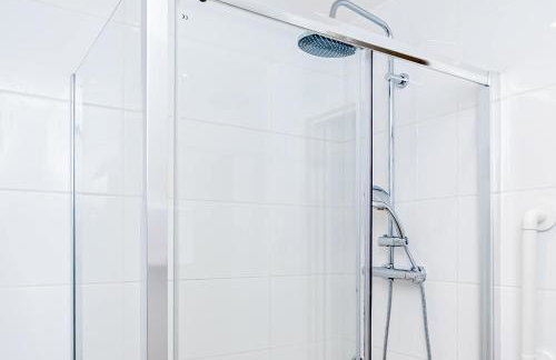 Spacious Home near Heathrow & Windsor with Parking - Photo 9