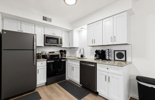 Stylish 1BR Upper Flat in the Heart of Royal Oak - Photo 9