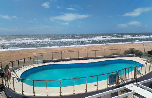 Islantilla-Apartamento con piscina y garaje en primera línea de playa - Foto 1