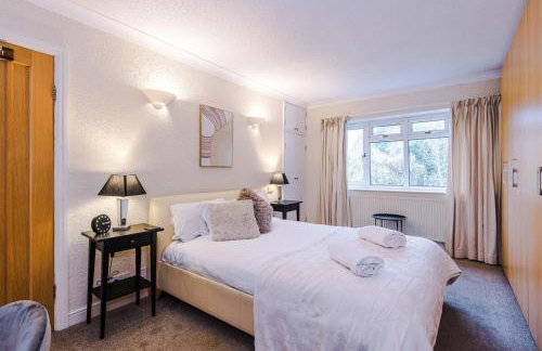 4 Bed House - Sleeps 8 - Free Parking - Manchester - Foto 23