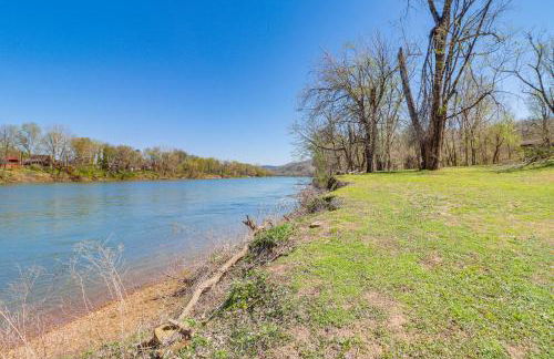 Riverfront Mountain View Cabin with Deck and Grill! - Foto 2