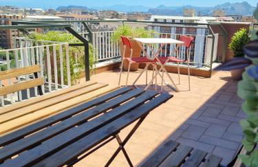 CITY HOUSE & FREE PARKING by Perry-Holiday moderno, panoramico e comodo fino a 6 ospiti - Foto 9