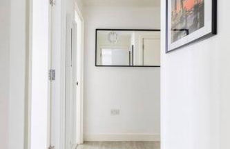 Stylish & Comfortable Top-Floor Flat in Harrow - Photo 11