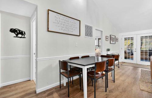 Two Cabins Retreat in Woods Resort - Dog-Friendly - Foto 59