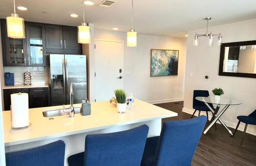 Skyline Retreat Penthouse, Top Floor, Year round Pool, City View! - Foto 35