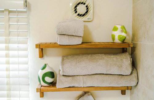 Cosy 3-Bed, Sleeps 5, Free Parking, Long and Short Stays - Photo 40