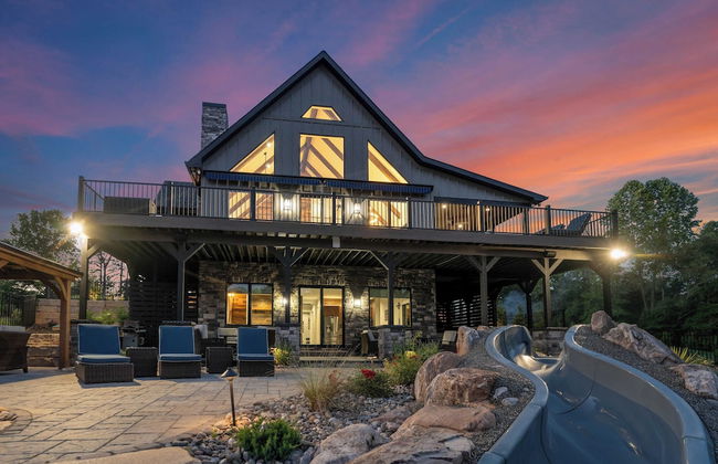 Gray Fox Lodge by Avantstay Waterslide Pool, Theater Sleeps 21 - Foto 59