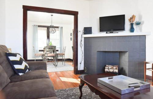 Beautiful 3 Bedroom Home Cozy Front and Back Porch - Foto 8