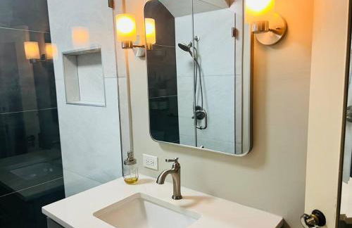 Walk to Dining Breweries and Shops Plus New Hot Tub - Foto 49