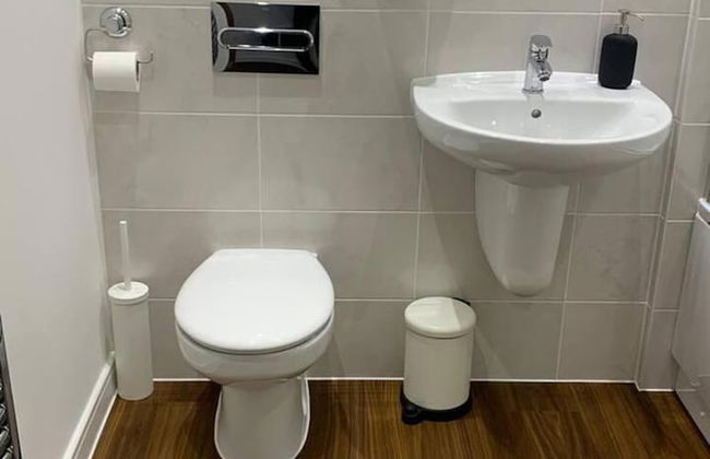 Stunning 2-bed Apartment in Grays - Photo 35