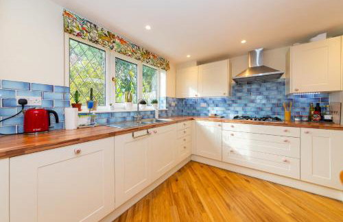 Cosy 3 Bedroom House near River Thames - Pass the Keys - Photo 5