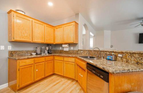 Central Bliss near parks & shops - Photo 9