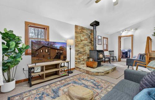 River Access Cabin with Hot Tub, Fire Pit, & WiFi! - Foto 1