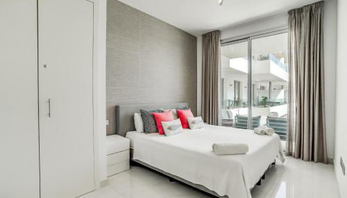 Bel Air Estepona - Modern 2BR Apartment With Terrace, Pool and Close To The Beach - Photo 3, towels, wardrobe