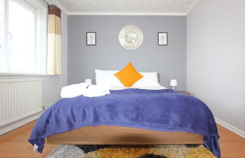 Cheerful 3 Bedroom 2 Bathroom Bungalow by CozyNest - Photo 6