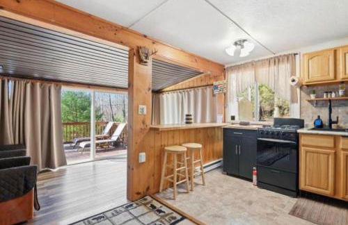 Pocono cabin with hot tub and private pool at Shawnee Mtn - Foto 7