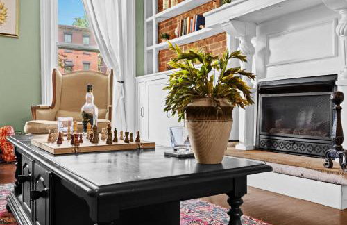 Elegant Manor w Private Yard & Modern Amenities - Foto 12