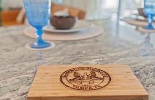 Hideout on the Hillsborough is a Gorgeous Renovated 3BR Pet Friendly Home on the Hillsborough River located in the North End of Seminole Heights - Foto 16